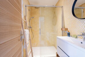 Shower, hair dryer, towels, soap - Les Terrasses du Ventoux - Garage & Swimming pool (Bédoin)