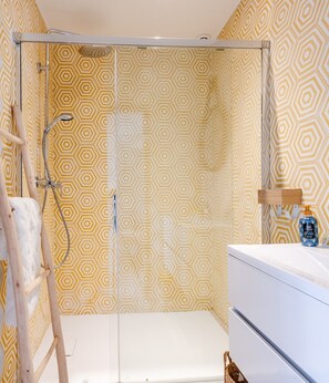 Shower, hair dryer, towels, soap - Les Terrasses du Ventoux - Garage & Swimming pool (Bédoin)