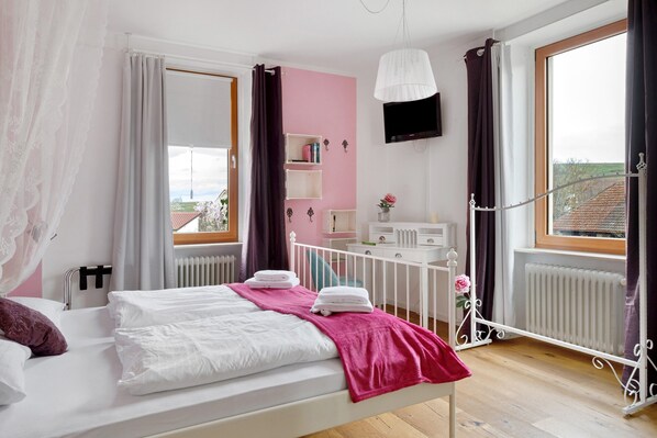 Room - Apartment "Armer Poet" with Shared Garden and Wi-Fi (Vogtsburg im Kaiserstuhl)