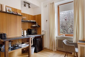 Kylskåp, ugn, spishäll och kaffe- och tebryggare