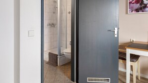 Ein Badezimmer mit Dusche, Toilette und Waschbecken.