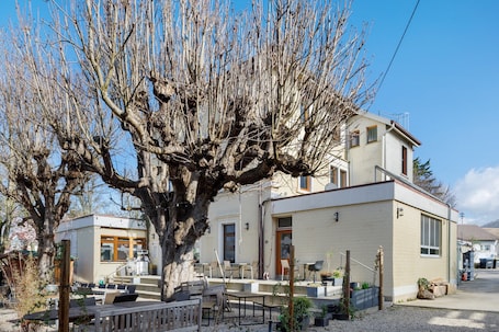 Außenbereich. Landhaus-Apartment im Hotel 'Landhaus' mit Gemeinschaftsgarten und WLAN