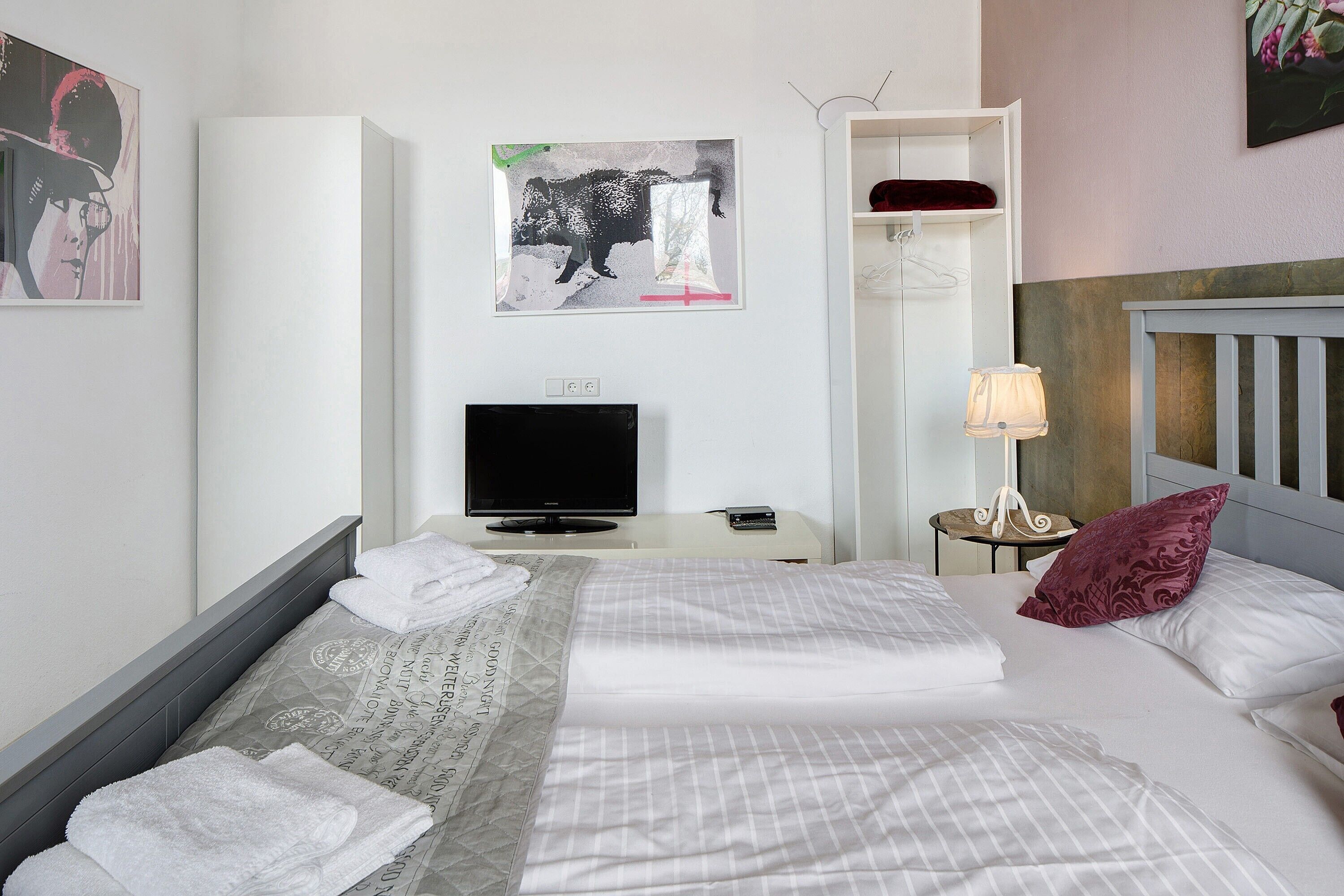 WiFi, bed sheets