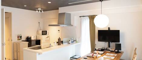 Deluxe Apartment, Lanai, City View | Private kitchen | Fridge, microwave, stovetop, cookware/dishes/utensils