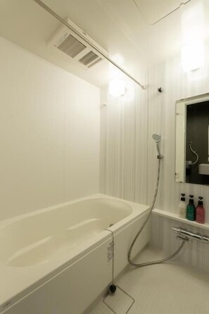 Bathtub, hair dryer, slippers, towels - Japan Hinata Hotel (Nagoya)