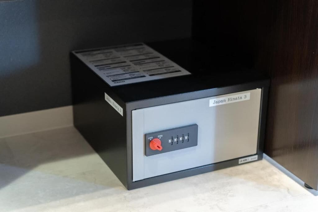 Panel de control con un botón rojo, un interruptor y la etiqueta que dice 'Japan Hinata 3'.