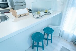 Deluxe Apartment, Lanai, City View | Private kitchen