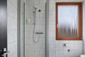 Een douche, handdoeken