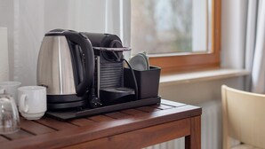 Een koffiezetapparaat op een tafel, met uitzicht op een raam.