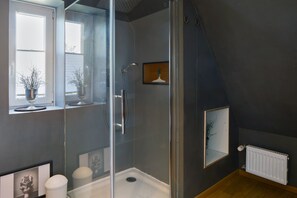 Douche, séchoir à cheveux, serviettes fournies
