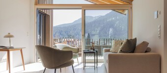Design21 Large chalet - 5 bedrooms, 5 bathrooms, hot tub & mountain view