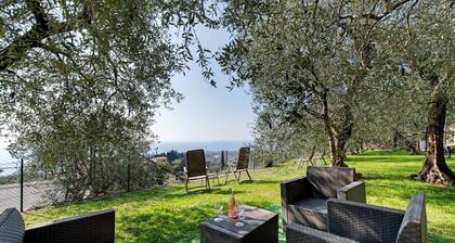 Bed and Breakfast 'Giardini Di Corte - Superior' with Lake View, Wi-Fi and Air Conditioning