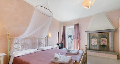 Bed and Breakfast 'Giardini Di Corte - Superior' with Lake View, Wi-Fi and Air Conditioning