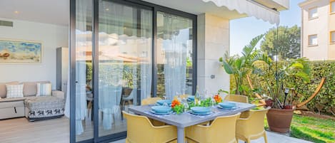 屋外ダイニングエリア