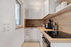Fridge, oven, stovetop, dishwasher - Apartment Bodensee Lindau – Modernes Apartment mit Terrasse und Bergblick (Lindau (Bodensee))