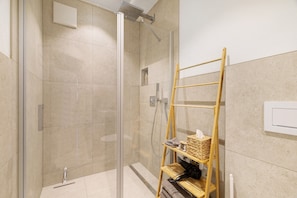 Shower, hair dryer, towels - Apartment Bodensee Lindau – Modernes Apartment mit Terrasse und Bergblick (Lindau (Bodensee))