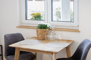 Dining - Apartment Bodensee Lindau – Modernes Apartment mit Terrasse und Bergblick (Lindau (Bodensee))