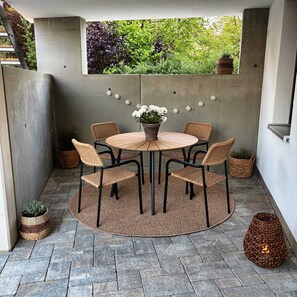 Outdoor dining - Apartment Bodensee Lindau – Modernes Apartment mit Terrasse und Bergblick (Lindau (Bodensee))