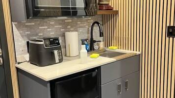 Coffee/tea maker, fridge, microwave, toaster