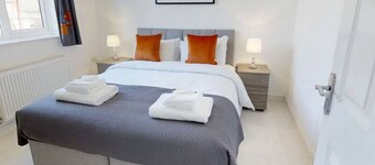 Cole Green Lane Executive Stay- Free Parking