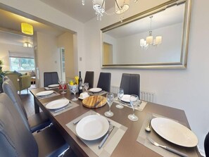 House - Comfort Stay Slough 3BR Home for Groups Families (Slough)