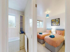 House | 8 bedrooms - Comfort Stay Slough 3BR Home for Groups Families (Slough)
