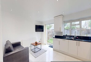 House - Comfort Stay Slough 3BR Home for Groups Families (Slough)
