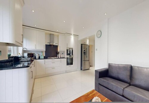 Comfort Stay Slough 3BR Home for Groups Families