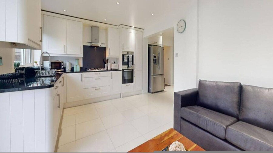 Comfort Stay Slough 3BR Home for Groups Families