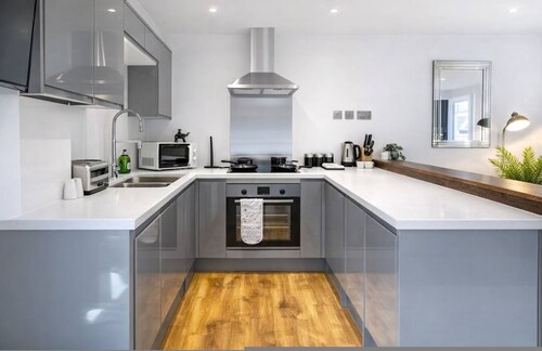 Spacious 2BR Bedford Apartment for 6