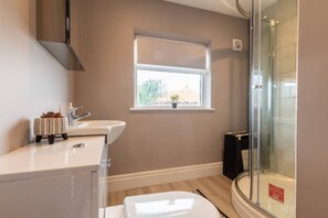 3 bedrooms - Buckingham House Modern Coastal 3BR Stay (Morecambe)