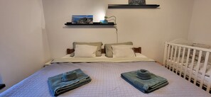 1 bedroom, iron/ironing board, WiFi, bed sheets - 5 minutes' walk to the arena 🏛️ | Cozy family apartment + parking space & loggia (Pula)