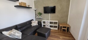 TV - 5 minutes' walk to the arena 🏛️ | Cozy family apartment + parking space & loggia (Pula)