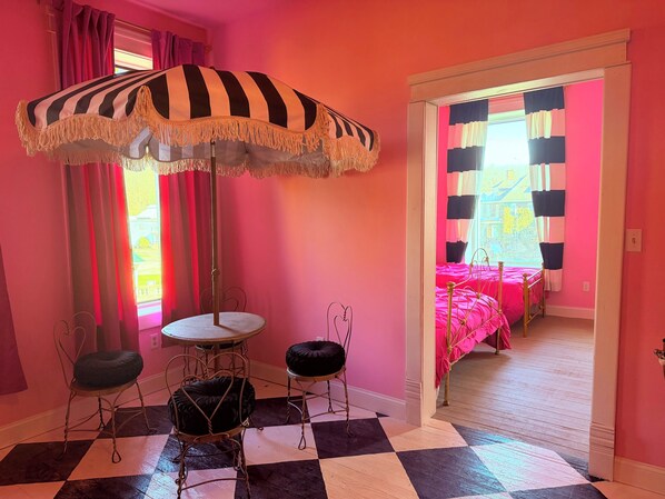 1 bedroom, bed sheets