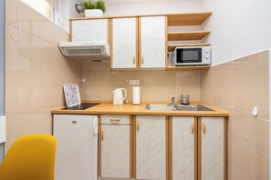 Refrigerador, microondas, parrilla de estufa y cafetera y tetera 