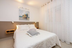 1 bedroom, free WiFi, bed sheets - Attic apartment with WiFi, air conditioning and private parking space (Crikvenica)