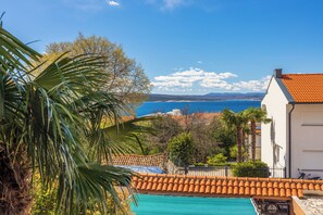 Property grounds - Attic apartment with WiFi, air conditioning and private parking space (Crikvenica)