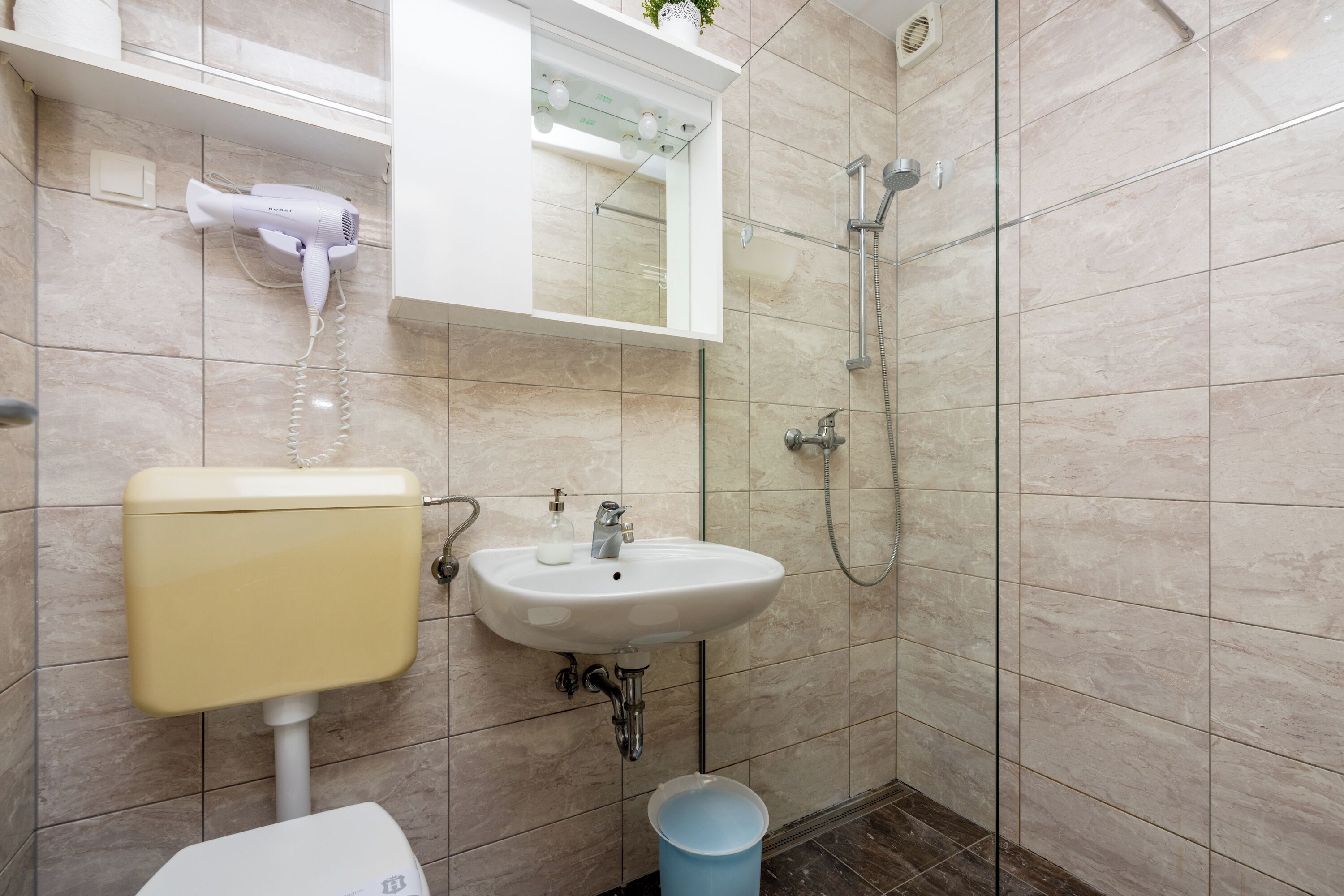 Dusche, Haartrockner, Handtücher, Seife