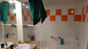 Hårføner og toalettpapir