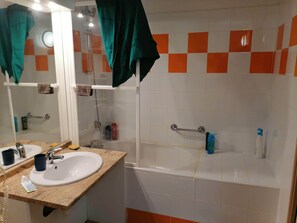 Een haardroger, toiletpapier