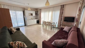 Familieleilighet, balkong, sjøutsikt | Oppholdsområde