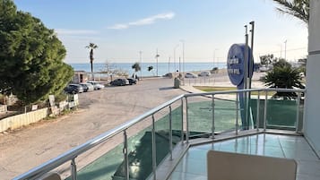 Familieleilighet, balkong, sjøutsikt | Utendørsservering