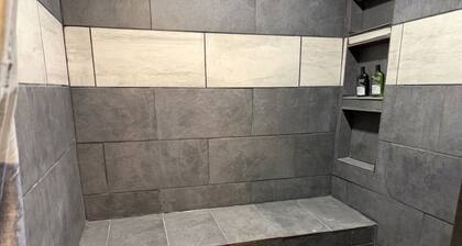 Walk to Kinni River & Downtown - Honeydew Cottage