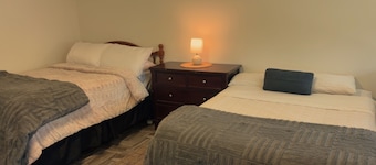 Lovely studio in charming Montrose! Pet Friendly! Close to interstate exit!