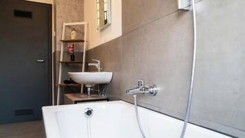 Haartrockner, Handtücher, Seife, Toilettenpapier