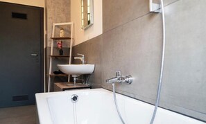Haartrockner, Handtücher, Seife, Toilettenpapier
