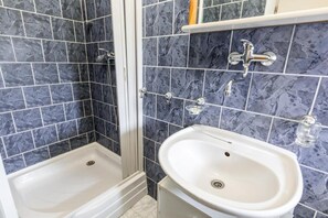 Twin Room, Courtyard View | Bathroom | Towels, soap, shampoo, toilet paper
