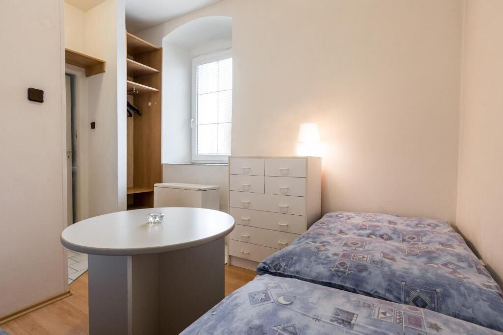 Habitación con 2 camas individuales, vista al patio