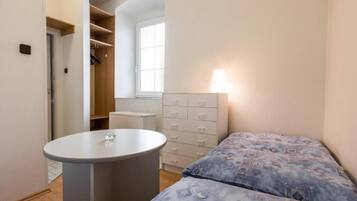 Chambre avec lits jumeaux, vue cour intérieure | Bureau, Wi-Fi gratuit