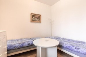 Habitación con 2 camas individuales, vistas al patio | Escritorio y wifi gratis